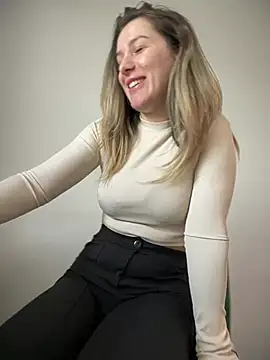 Snapshot of HotXMom chatting on 03/07/25, 07:19 HotXMom online show from 03/07/25, 07:19