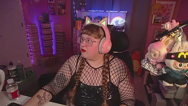 Snapshot of FatVeronica chatting on 06/18/26, 02:23 FatVeronica online show from 06/18/26, 02:23