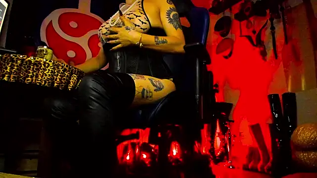 Snapshot of DominatrixBlue chatting on 02/10/25, 08:42 DominatrixBlue online show from 02/10/25, 08:42