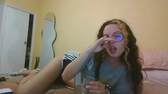 Snapshot of frikigyal chatting on 01/19/25, 02:36 frikigyal online show from 01/19/25, 02:36