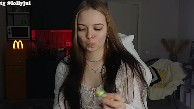 Snapshot of doll_lol_ chatting on 10/15/25, 06:08 doll lol online show from 10/15/25, 06:08