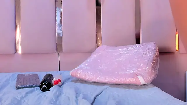 Snapshot of AlinaSweett chatting on 03/23/25, 12:04 AlinaSweett online show from 03/23/25, 12:04