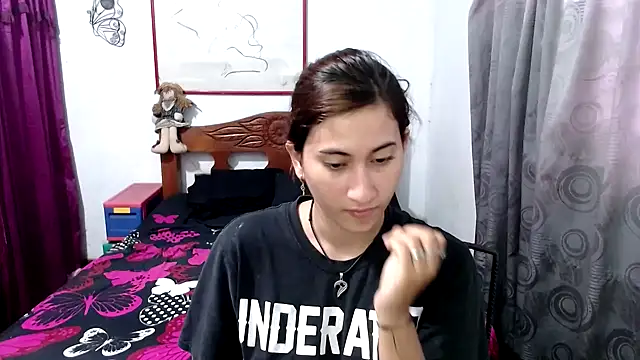 Snapshot of LadyMilk003 chatting on 10/24/25, 04:03 LadyMilk003 online show from 10/24/25, 04:03