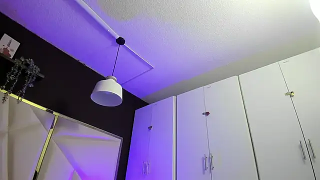 April bowie online show from 10/29/25, 11:01