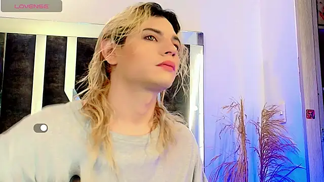 Snapshot of honey_skin chatting on 11/09/25, 01:15 honey skin online show from 11/09/25, 01:15