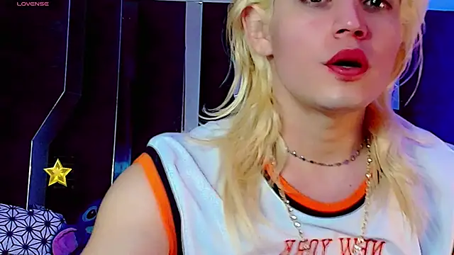 Snapshot of honey_skin chatting on 05/16/26, 10:36 honey skin online show from 05/16/26, 10:36