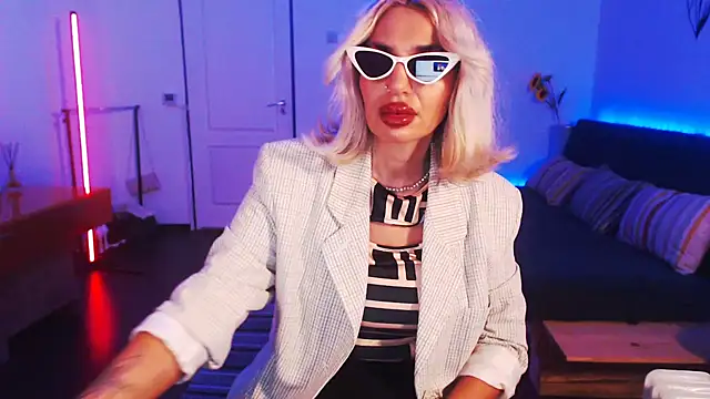 Snapshot of beauty_chl0e chatting on 12/08/24, 12:18 beauty chl0e online show from 12/08/24, 12:18