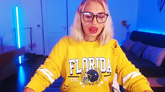 Snapshot of beauty_chl0e chatting on 12/15/24, 07:53 beauty chl0e online show from 12/15/24, 07:53