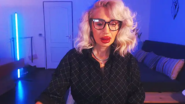 Snapshot of beauty_chl0e chatting on 12/20/24, 08:12 beauty chl0e online show from 12/20/24, 08:12