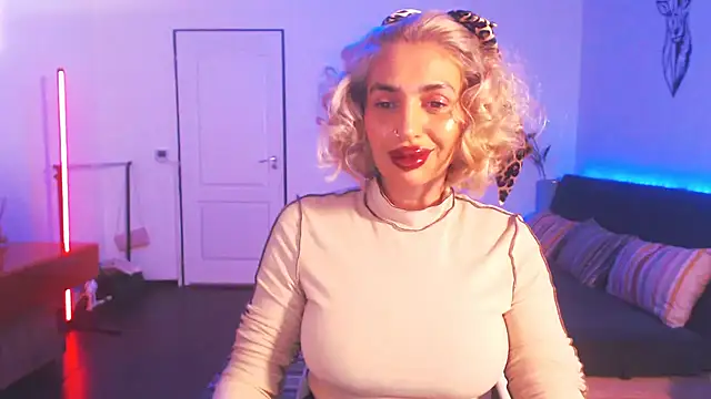 Snapshot of beauty_chl0e chatting on 01/07/25, 08:42 beauty chl0e online show from 01/07/25, 08:42