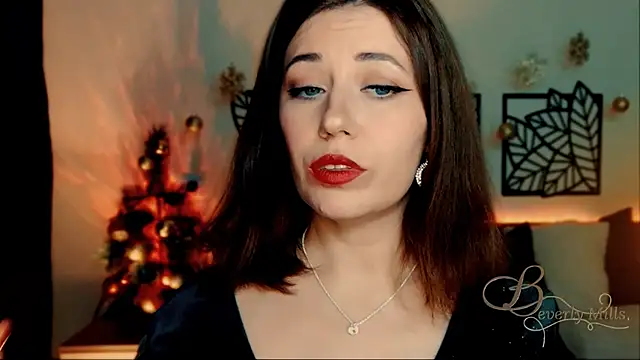Snapshot of MissBeverlyMills chatting on 01/01/25, 06:49 MissBeverlyMills online show from 01/01/25, 06:49