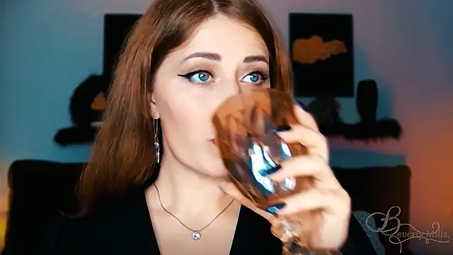 Snapshot of MissBeverlyMills chatting on 09/10/25, 07:14 MissBeverlyMills online show from 09/10/25, 07:14