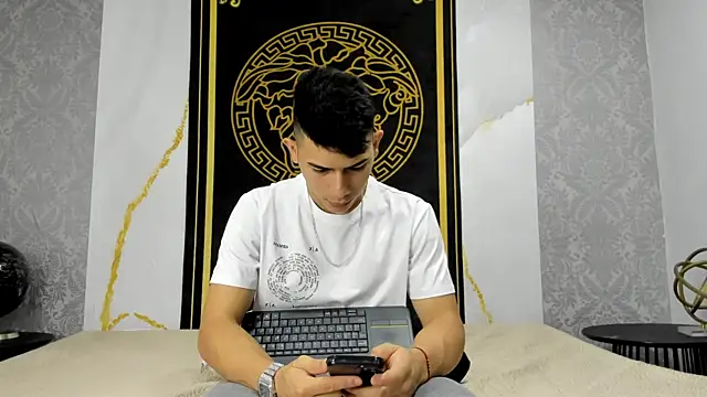 andrew rose  online show from 01/11/25, 03:09