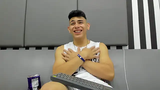 andrew rose  online show from 02/04/25, 05:42