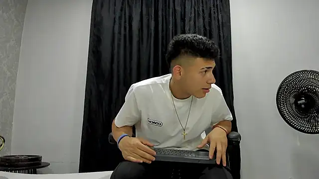 andrew rose  online show from 02/21/25, 04:40