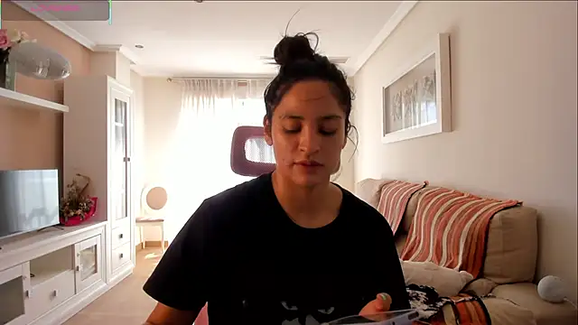 Snapshot of bella_apont chatting on 09/15/25, 12:38 bella apont online show from 09/15/25, 12:38