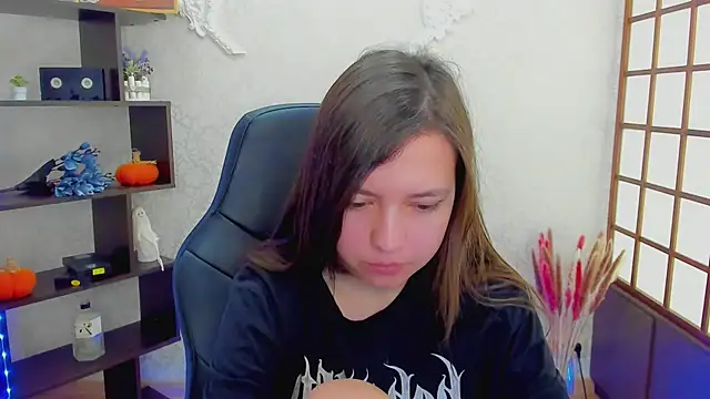 Snapshot of Lina_Brownie chatting on 12/14/24, 02:12 Lina Brownie online show from 12/14/24, 02:12