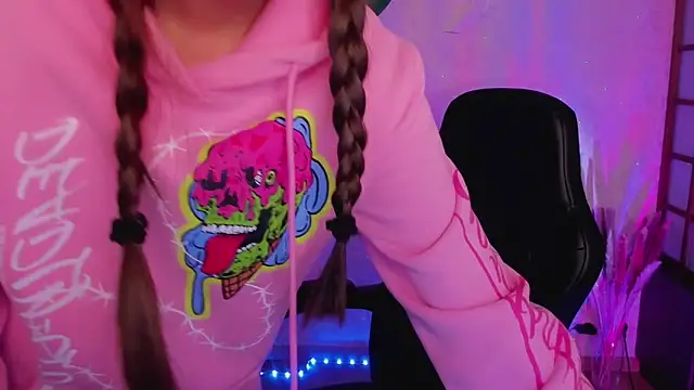 Snapshot of Lina_Brownie chatting on 01/06/25, 02:04 Lina Brownie online show from 01/06/25, 02:04