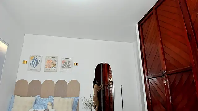 layla vanegas online show from 06/12/26, 10:41
