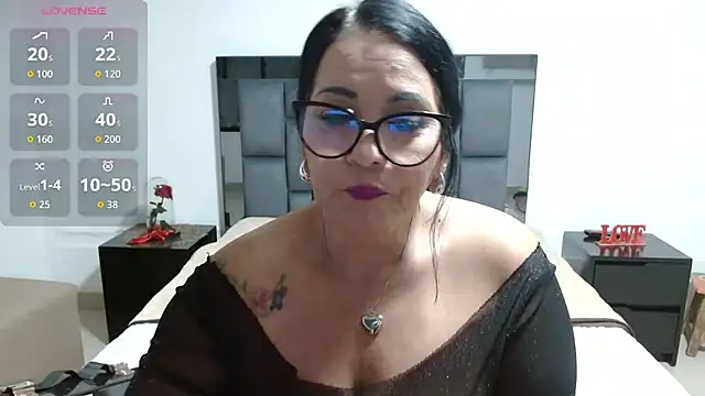 Snapshot of lindaesmeralda chatting on 07/14/26, 11:05 lindaesmeralda online show from 07/14/26, 11:05