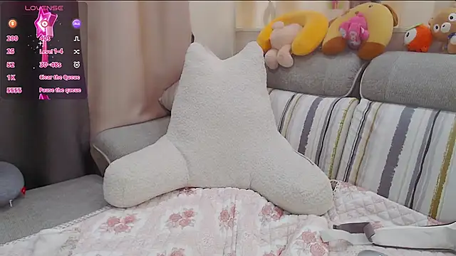 Snapshot of Duludulu_007 chatting on 12/19/24, 01:18 Duludulu 007 online show from 12/19/24, 01:18