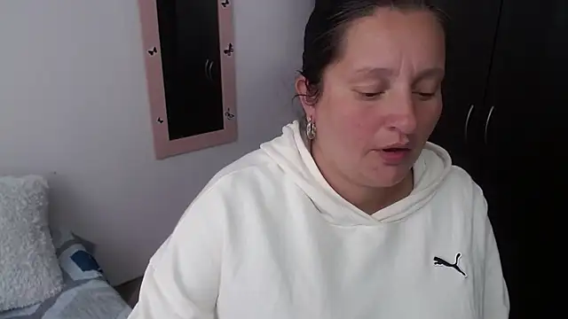 CristialJones  online show from 12/05/25, 02:25