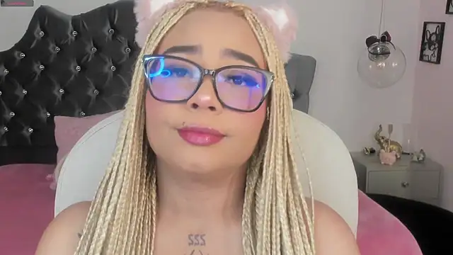 Snapshot of conny__curly chatting on 05/19/26, 01:28 conny curly online show from 05/19/26, 01:28