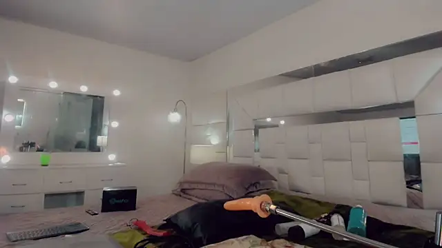  ChanellR  online show from 03/06/25, 11:47