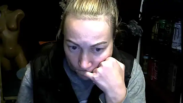 wLESLYMOSw online show from 11/18/25, 09:58