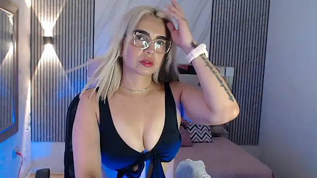 Snapshot of ashley__tylor chatting on 07/18/26, 06:45 ashley tylor online show from 07/18/26, 06:45