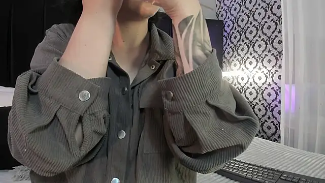 Adeelinee online show from 11/18/25, 07:40