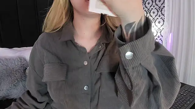 Adeelinee online show from 11/19/25, 07:47