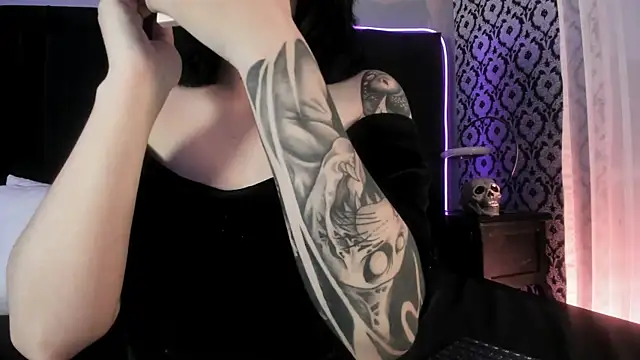 Adeelinee online show from 02/11/26, 08:03