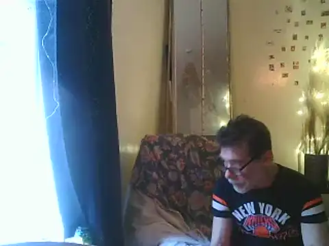 Snapshot of DaddyQuimHot chatting on 02/11/25, 02:02 DaddyQuimHot online show from 02/11/25, 02:02