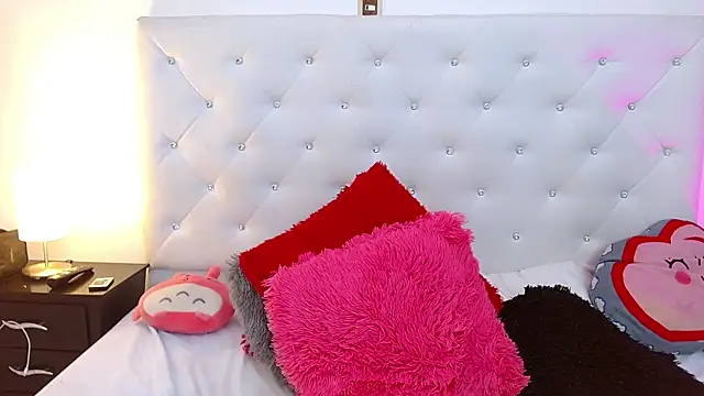 Snapshot of queenie_star chatting on 12/17/24, 12:12 queenie star online show from 12/17/24, 12:12