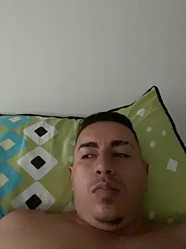 Snapshot of DanielGomez9 chatting on 01/01/25, 10:35 DanielGomez9 online show from 01/01/25, 10:35