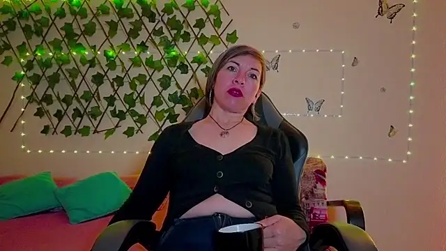 Lady breaks hearts online show from 11/12/25, 10:37