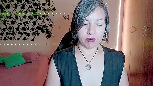 Lady breaks hearts online show from 12/01/25, 10:31