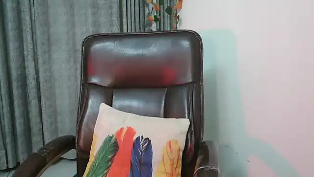 Snapshot of urvashihott chatting on 01/25/25, 08:42 urvashihott online show from 01/25/25, 08:42