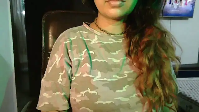 Snapshot of urvashihott chatting on 09/11/25, 09:09 urvashihott online show from 09/11/25, 09:09