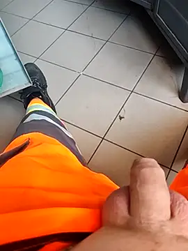 Szeltolo001 online show from 10/31/25, 01:23