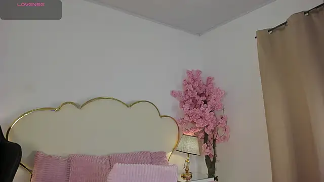 Snapshot of CahitlinBell chatting on 06/21/26, 03:09 CahitlinBell online show from 06/21/26, 03:09
