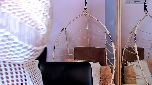  alaiasmile  online show from 11/18/25, 04:33