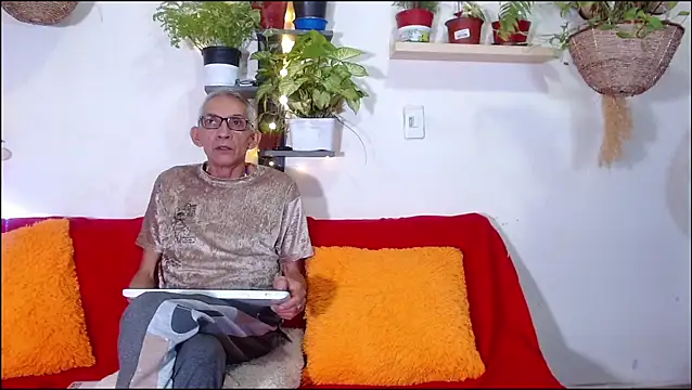 Snapshot of Leon_hot_X chatting on 06/16/26, 04:37 Leon hot X online show from 06/16/26, 04:37