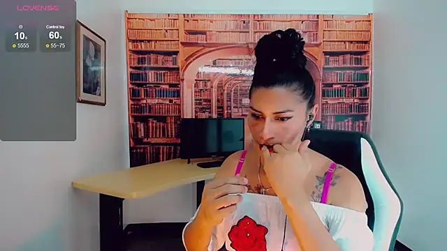 Snapshot of khiara_moretti chatting on 01/11/25, 01:37 khiara moretti online show from 01/11/25, 01:37