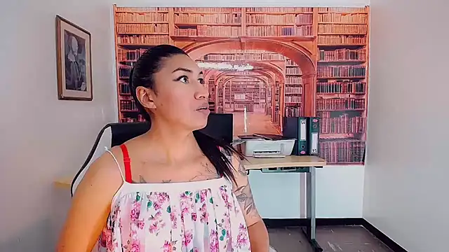 Snapshot of khiara_moretti chatting on 02/05/25, 07:53 khiara moretti online show from 02/05/25, 07:53