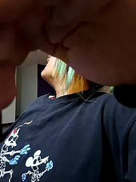 lucky-leah online show from 11/19/25, 03:06