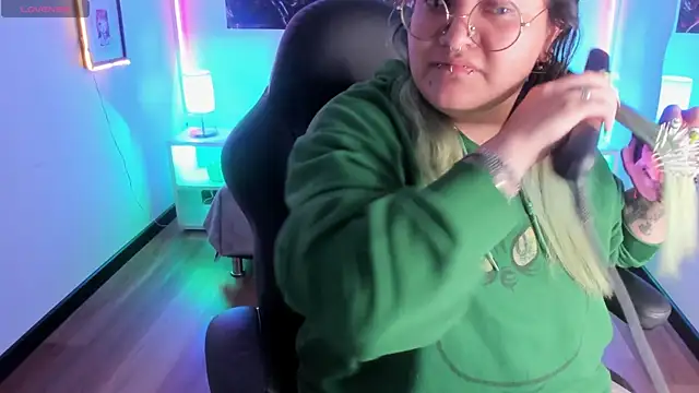 lucky-leah online show from 12/20/25, 04:19