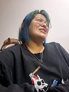 Snapshot of lucky-leah chatting on 05/20/26, 03:02 lucky-leah online show from 05/20/26, 03:02
