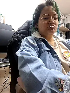 Snapshot of lucky-leah chatting on 06/17/26, 03:53 lucky-leah online show from 06/17/26, 03:53